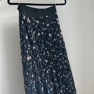 LIMITED EDITION Aritzia Floral Twill Pleated Skirt | Size M | Perfect for Fall!